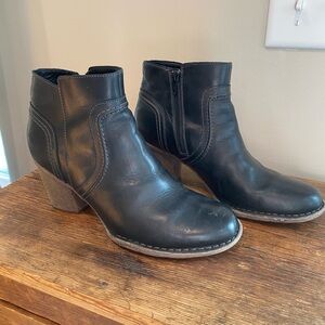 Clarks Artisan black leather ankle booties/boots